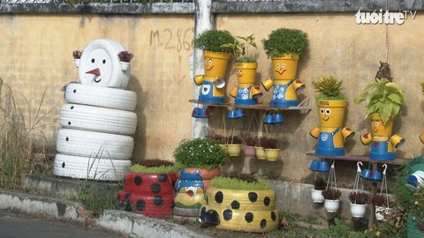 Độc đáo vườn hoa được làm từ rác thải
