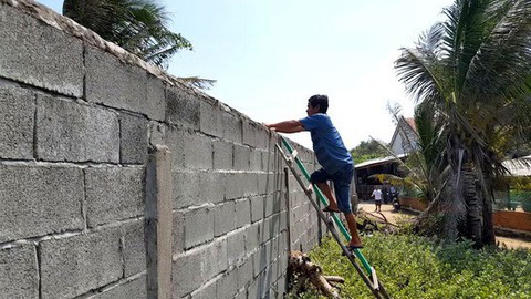 Dự án bít lối đi, người dân leo tường ra biển
