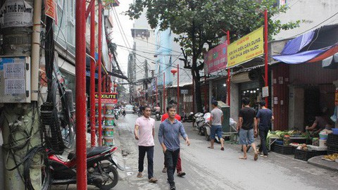 “Đồng phục hóa” con phố trở nên lòe loẹt, nhếch nhác