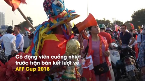 Cổ động viên cuồng nhiệt trước trận bán kết lượt về AFF Cup 2018