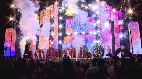 Nghệ sĩ và khán giả tưng bừng đếm ngược mừng năm mới 2019 tại TP.HCM