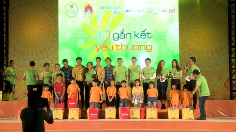 Nghệ sĩ tặng quần áo để bán gây quỹ giúp bệnh nhân và người nghèo