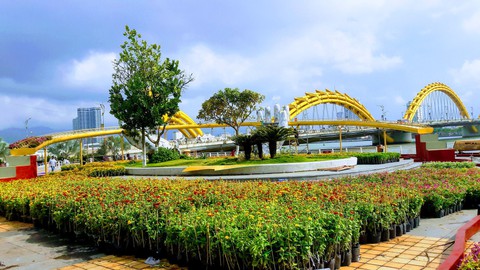 Cầu Vàng Đà Nẵng xuống phố gây sốt giới trẻ