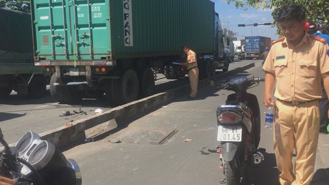 Va dải phân cách ngã qua làn ô tô, nam thanh niên chết thảm