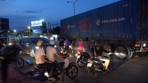 Phút cảnh báo: Bất an khi chạy xe trên Quốc lộ 1K