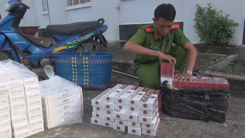 Bắt quả tang một người vận chuyển hàng cấm