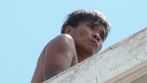 Gần 6 giờ khống chế thanh niên nghi ngáo đá leo nóc nhà cố thủ