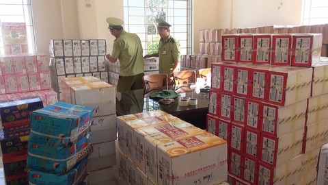 Phát hiện ô tô chở trên nghìn thùng bánh kẹo lậu Trung Quốc không rõ nguồn gốc