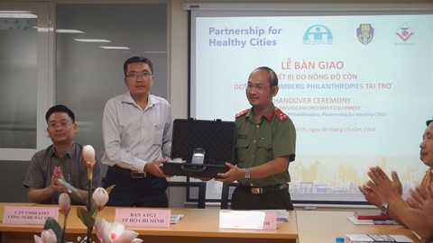 TP.HCM nhận 10 máy đo nồng độ cồn thế hệ mới, không cần ống thổi