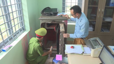 Cán bộ xã dẫn trộm vào đục két sắt của UBND lấy gần 400 triệu đồng