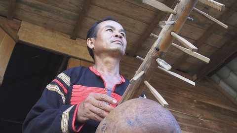 Người “giữ lửa” nhạc cụ truyền thống của người Gia Rai
