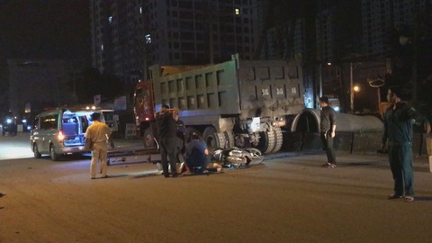 Xe máy tông đuôi xe ben, người đàn ông chết tại chỗ