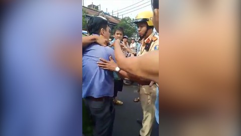 Va quẹt giao thông, tài xế xe buýt nghi đâm người trọng thương