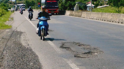 "Ổ gà" chằng chịt trên quốc lộ 1A
