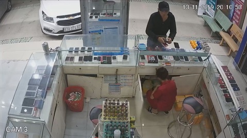 Truy bắt nghi phạm giả hỏi mua điện thoại rồi cướp 3 điện thoại Iphone