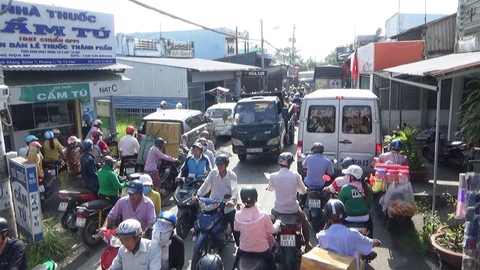 Dân bức xúc vì thường xuyên bị ùn tắc giao thông tại nút cổ chai đường Huỳnh Thúc Kháng