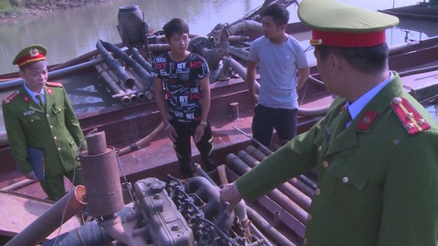 Bắt giữ 2 tàu vỏ sắt khai thác cát trái phép trên sông Chu