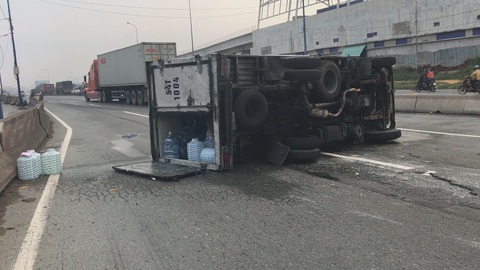 Liên tiếp xảy ra tai nạn, giao thông ùn tắc ở cửa ngõ phía Đông TP.HCM