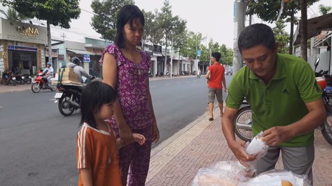 Ấm áp với hành động bỏ tiền túi mua cơm, bánh mì cho người đi đường