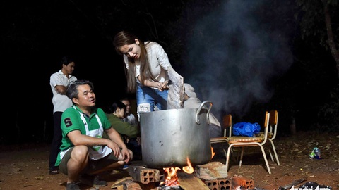 Nhiều nghệ sĩ thức đêm cùng các đầu bếp để nổi lửa, nấu nước, tráng bánh phở cho trẻ em vùng sâu