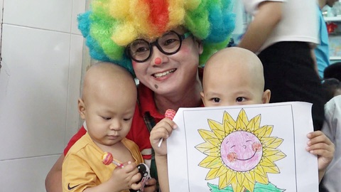 Góc nhìn trưa nay | Chú hề dễ thương của bệnh nhi ung thư