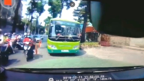 Đình chỉ tài xế lái xe buýt chạy ngược chiều gây bức xúc dư luận