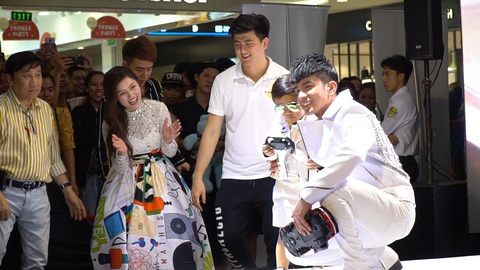 Đan Trường gây bất ngờ khi cùng con trai làm vedette sàn catwalk