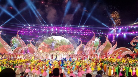 Giải trí 24h: Hoành tráng đêm khai mạc Festival Hoa Đà Lạt 2019