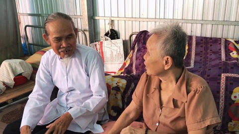 Cụ y sĩ chữa bệnh và làm nhà cưu mang người bệnh nghèo