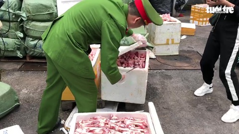 Video: Phát hiện 2 container nội tạng thối trong khuôn viên siêu thị