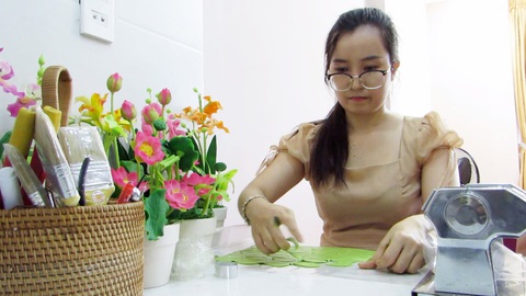 Góc nhìn trưa nay | Ngắm hoa được làm từ đất sét Nhật Bản, Nga và Thái Lan