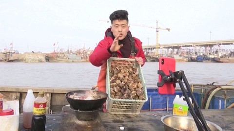 Ngư dân cải thiện đời sống nhờ thương mại điện tử