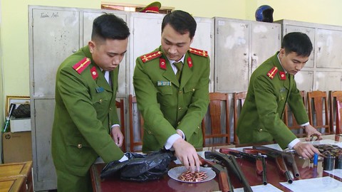 Người dân tự nguyện giao nộp nhiều súng, đạn, mìn, dao tự chế