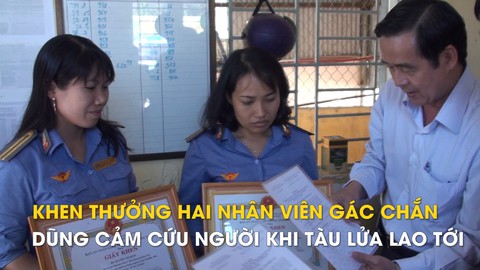 Khen thưởng hai nhân viên gác chắn dũng cảm cứu người khi tàu lửa lao tới