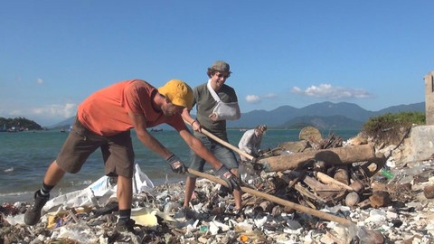 Một mình dọn không xuể, 'Tây balo' kêu gọi bạn bè bay sang Nha Trang... nhặt rác