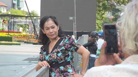Hàng ngàn người đổ về đường hoa Nguyễn Huệ từ trước giờ khai mạc