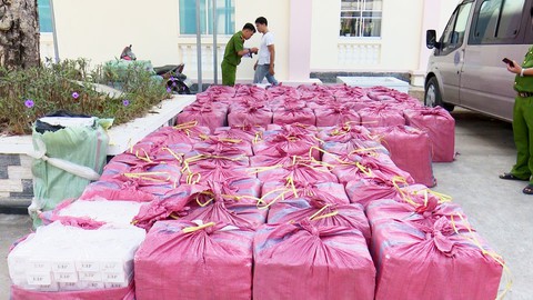 Bắt giữ ôtô vận chuyển số lượng khủng thuốc lá ngoại ngày 30 Tết