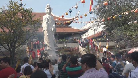 Viếng chùa đầu năm, truyền thống quý báu của người Việt