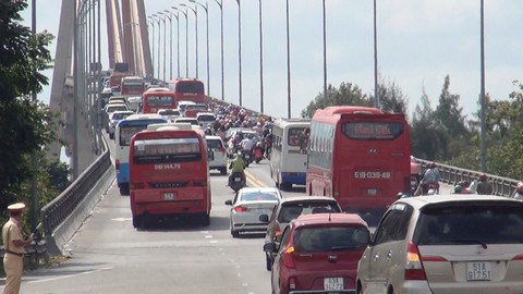 Sáng mùng 2 Tết Kỷ Hợi, cầu Rạch Miễu thành đường một chiều