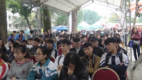 Hàng vạn học sinh tham gia Ngày hội tư vấn tuyển sinh tại Hà Nội