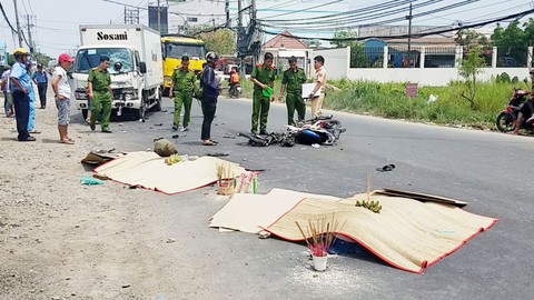Tông trực diện xe tải, hai vợ chồng trẻ chết thảm
