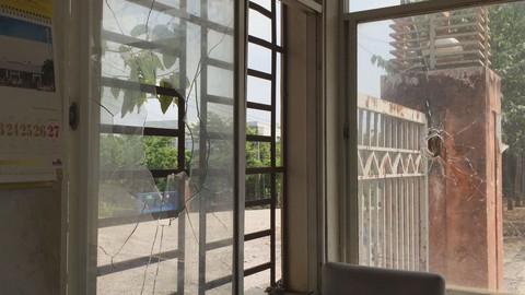 Hàng chục thanh niên cầm hung khí đập phá kí túc xá công nhân