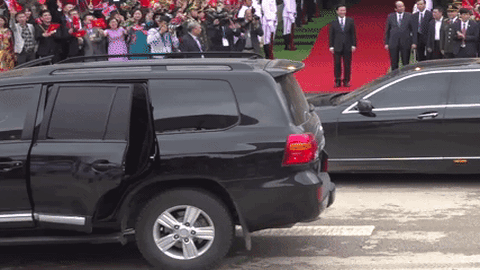 Video bước chân thoăn thoắt của em gái Kim Jong Un trong sự kiện Thượng đỉnh