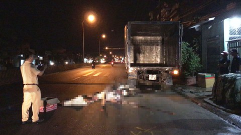 Tông đuôi xe chở nước đá, một người chết tại chỗ