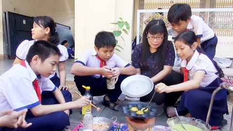 Dạy học sinh làm bánh dân gian