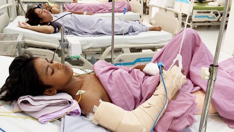 Bắt chuột đồng, một học sinh lớp 6 bị máy gặt cuốn đứt cánh tay