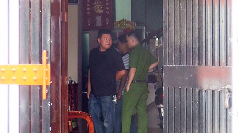 Công an khám nhà "đại gia đeo vàng" Phúc XO
