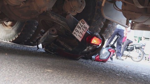 Xe ben cuốn xe máy bẹp nát, cô gái thoát chết thần kỳ