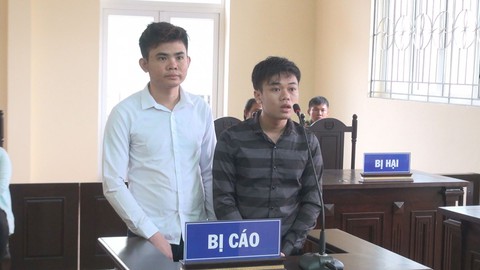 Mang dao đi chém chủ nợ, 2 thanh niên lãnh án 6 năm tù