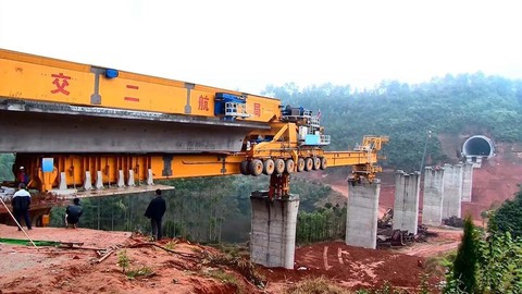 Cỗ máy "quái vật sắt" giúp xây dựng tuyến đường sắt ở Trung Quốc